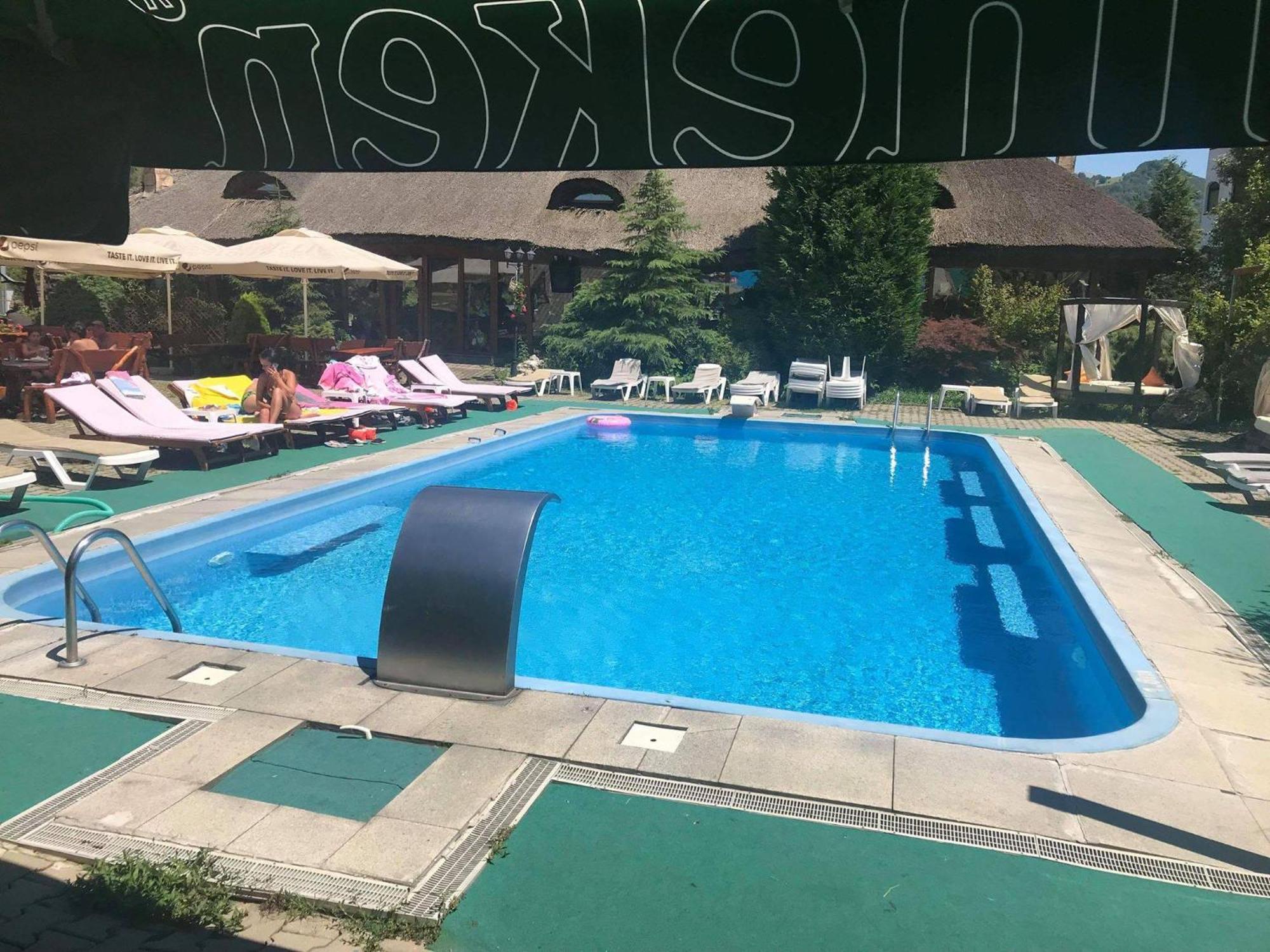 Castelul De Vis Hotel Petroşani Exterior foto
