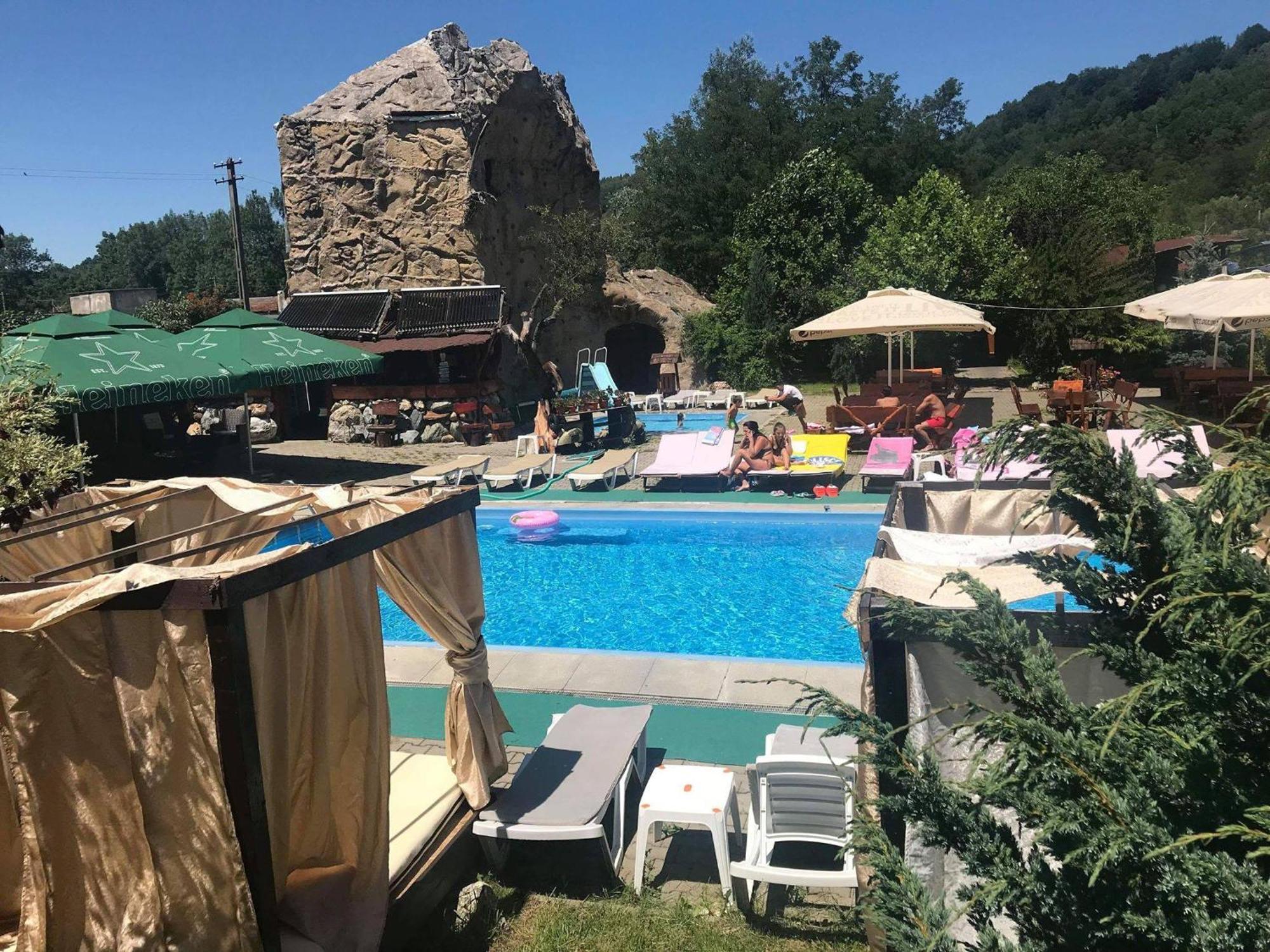 Castelul De Vis Hotel Petroşani Exterior foto